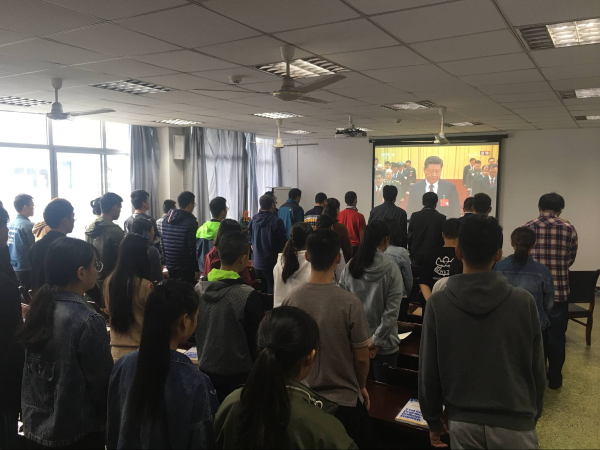 304am永利集团官网师生集中观看第十九次全国代表大会开幕式2.png