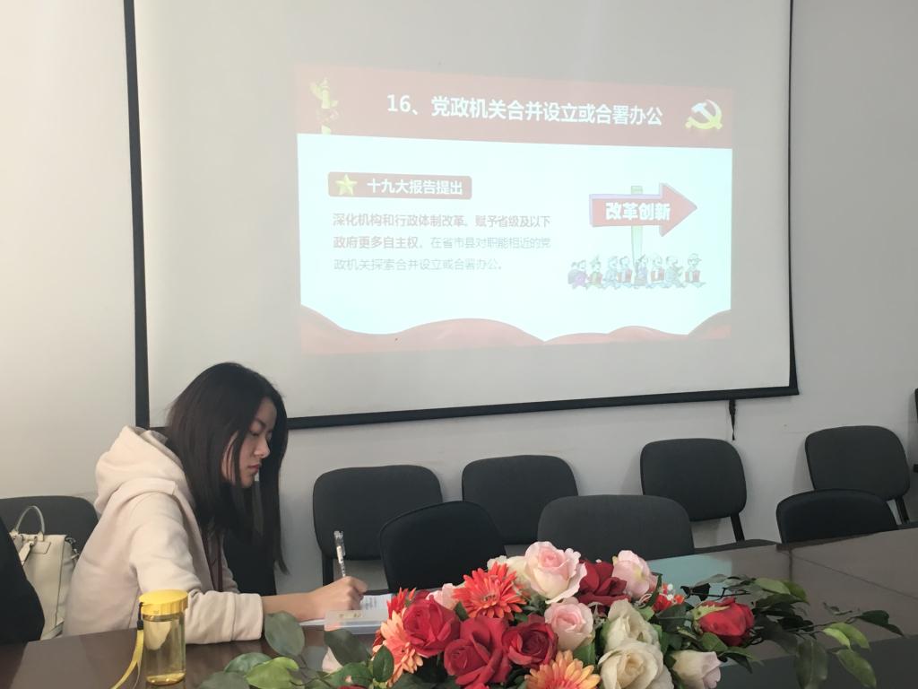 学员认真做笔记