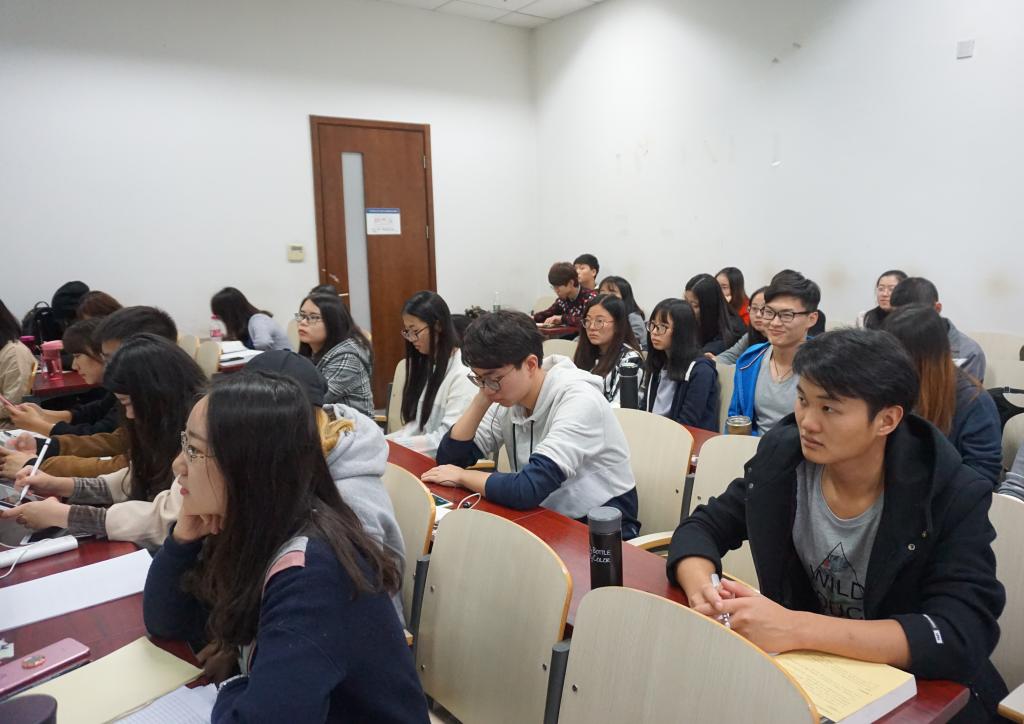 图三 入党积极分子聆听老师讲解