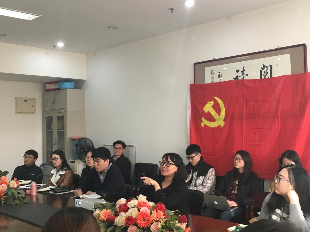 杨琼老师正在讲课